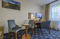 Гасцінічны нумар з невялікім столікам і пісьмовым сталом