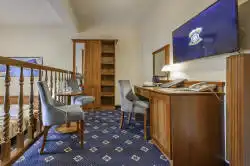 Пакой са сталом і пісьмовым сталом