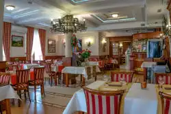 Сталовая з выглядам на ўваход