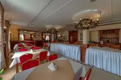 Прасторная сталовая з накрытымі сталамі