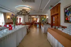 Абедзенны пакой з выглядам на другі пакой