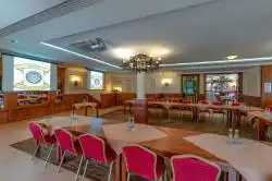 Сталовая з падлучанымі сталамі